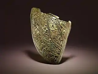 un fragment de métal richement décoré