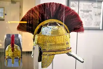 un casque doré richement décoré