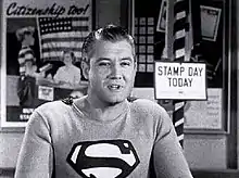 capture d'écran en noir et blanc de l'acteur George Reeves habillé en Superman prise en plan rapproché poitrine