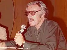 Stan Lee parlant dans un micro.