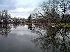 Le tracé de la route 237 suit le cours de la rivière aux Brochets entre la frontière canado-américaine et Stanbridge East.