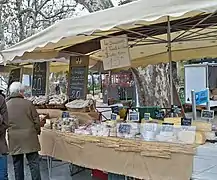 Stand fromages et charcuterie