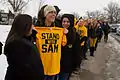 Des personnes soutenant Michael Sam face à des manifestants de la Westboro Baptist Church.