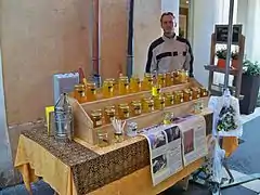 Stand de miel dans la rue Saint-Pierre à Apt