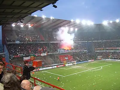 Côté Meuse (Tribune 4) : Tifo du PHK 04