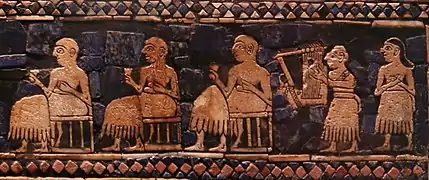 Détail de l'« étendard d'Ur » : convives du banquet et joueur de lyre. British Museum.