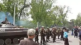 Description de l'image Standoff between locals and Ukrainian forces in Mariupol, 9 May 2014 (3).jpg.