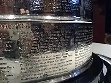 La Coupe Stanley gravée du nom des joueurs vainqueurs en 2001 avec l'Avalanche du Colorado.