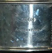 Les mots « 2004-2005 Saison non jouée » (en anglais : 2004-05 Season Not Played) sur la coupe Stanley.