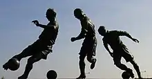 une statue de footballeur