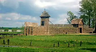 Vue des murailles reconstituées dans le prolongement des restes de la fortification d’époque.