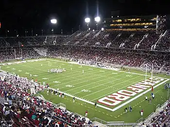 Photographie du Stade de l'université de Stanford lors d'un match nocturne de football américain