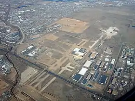 Vue aérienne de l’ancien aéroport en février 2006.