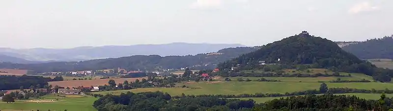 Chlum (au 2e plan à gauche), vue depuis le Vysoký vrch (427 m).