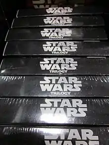 Rangée de boîtes de DVD vue de dessus sur lesquelles est marqué Star Wars: Trilogy.