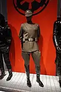 Mannequin portant une casquette et un costume militaire kaki.