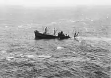 un bateau américain en train de couler en 1943