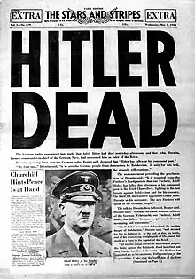 Photo noir et blanc de la une du journal de l’armée américaine : Stars and Stripes. Le gros titre de une annonce la mort d'Adolf Hitler : « Hitler Dead ».
