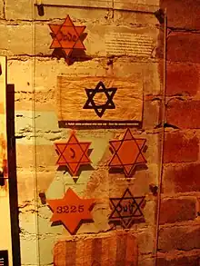 Des étoiles de David portées par les déportés juifs de différents camps de concentration sont exposées au musée.