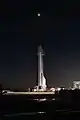 Starship SN9 pendant la nuit avec la Lune.