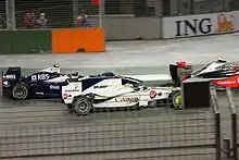 Photo de la MP4-24 de Kovalainen, suivie par la BGP 001 de Button et la FW31 de Nakajima dans la nuit du GP de Singapour