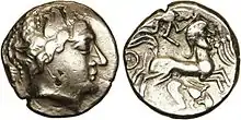 Photographie d'une pièce de monnaie gauloise représentant un visage et un centaure (pile et face).