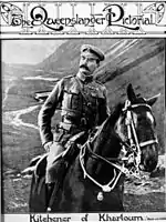 Portrait de Lord Horatio Kitchener en uniforme militaire et casquette à courte visière, portant la moustache, chevauchant dans une vallée montagneuse. Le portrait est tiré du magazine 'Queenslander Pictorial', mentionné au-dessus de la représentation
