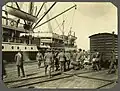 Embarquement de soldats sur un transport de troupes à Brisbane en 1914.