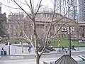 La bibliothèque vue depuis Melbourne Central, montrant la totalité du toit, dont le fameux dôme, et l'entrée par la gauche