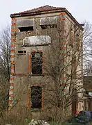 Le même bâtiment fortement dégradé en hiver.