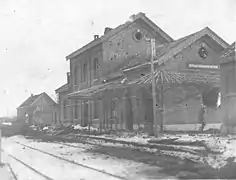 1918. De gauche à droite, la halle, le bâtiment principal et les toilettes.