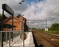 Abri à vélos et quai.