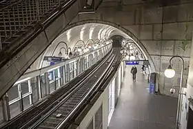 La station vue depuis le puits d'accès, à la suite de l'installation des portes palières.