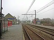 L'intérieur de la gare avec les voies, les quais et l'ancien bâtiment voyageurs