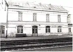 Ancien bâtiment de la gare côté voies…