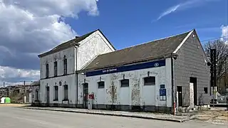 Aire de stationnement devant l'ancien bâtiment.