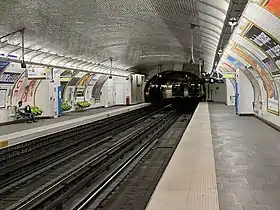 Vue d'ensemble des quais avec, tout au fond, l'atelier de maintenance de la ligne.