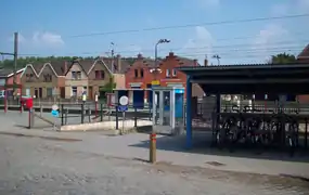 Entrée du passage souterrain et abri à vélos.