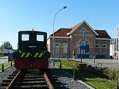 La gare et le locotracteur.