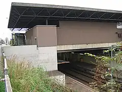 Arrière du bâtiment et quais souterrains.