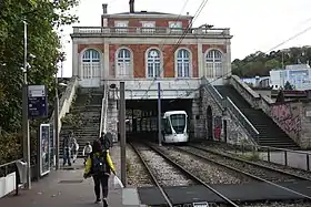 Musée de Sèvres, tram T2.