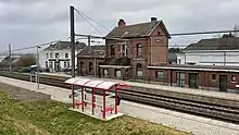 L'intérieur de la gare avec les voies, quais et l'ancien bâtiment voyageurs