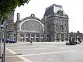 Gare d'Ostende. Le commissaire Reynaart y accueille Lamorgue: Je vous emmène au casino, inspecteur. Le directeur nous y attend… à vous de mener un autre bal si je puisse m'exprimer ainsi.Éd. Glénat 1986, dessin de la gare à la p. 12.