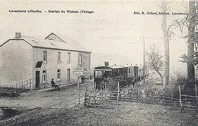 L'arrêt du tram vicinal autorail vers 1905. Vue vers Amberloup.