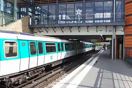 Vue d'un MF 77 à quaiet du fond du hall en mezzanine.