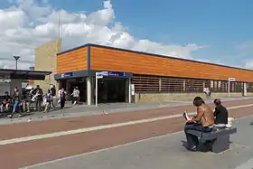 Entrée de la station près d'un arrêt du bus 393.