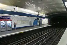 Vue de la station Daumesnil, ligne 8, avec beandeau d'éclairage, banquette, couloirs d'accès et de correspondances et tympan bleus.