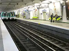 Deux rames en station.