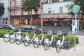 Station libre-service Gare SNCF avec les sept vélos occupant le parking