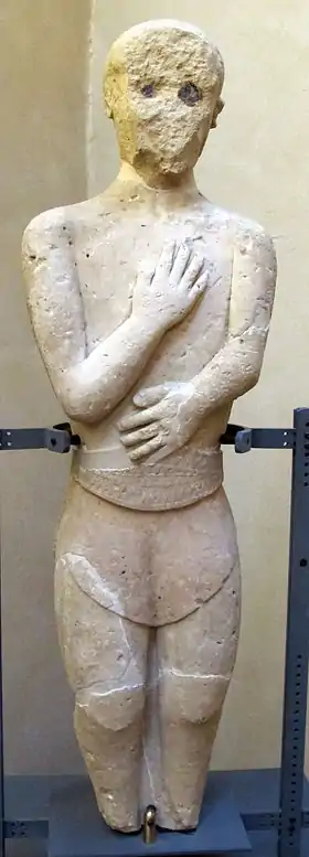 Sculpture anthropomorphe B, mise au jour au sein de la nécropole de Casa Nocera à Casale Maritimo, en Toscane. Cette œuvre est datée de la fin du VIIIe siècle av. J.-C./début du VIIe siècle av. J.-C..